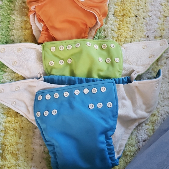 4 Fuzzi Bunz one size Elite cloth diapers - Picture 3 of 5